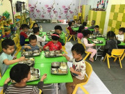 Làm mẹ - Con lười ăn nhưng đến trường ăn 3 bát, mẹ nhìn ảnh món ăn cô gửi thì chán nản