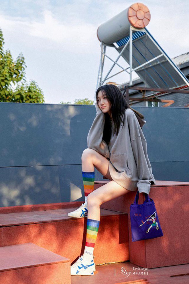 14 tuổi đã cao 1m70, con gái hở hàm ếch của Vương Phi khoe đôi chân thẳng tắp - 1