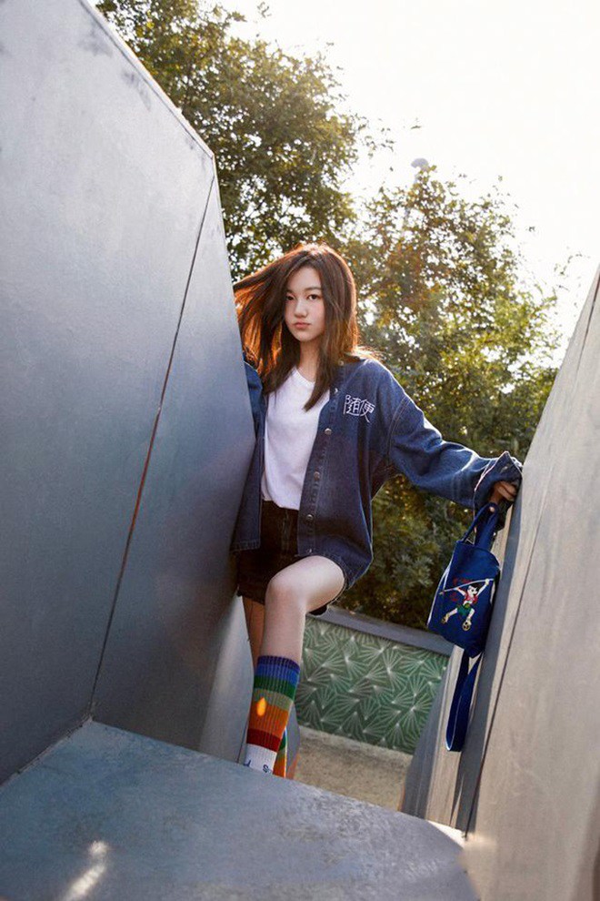 14 tuổi đã cao 1m70, con gái hở hàm ếch của Vương Phi khoe đôi chân thẳng tắp - 3