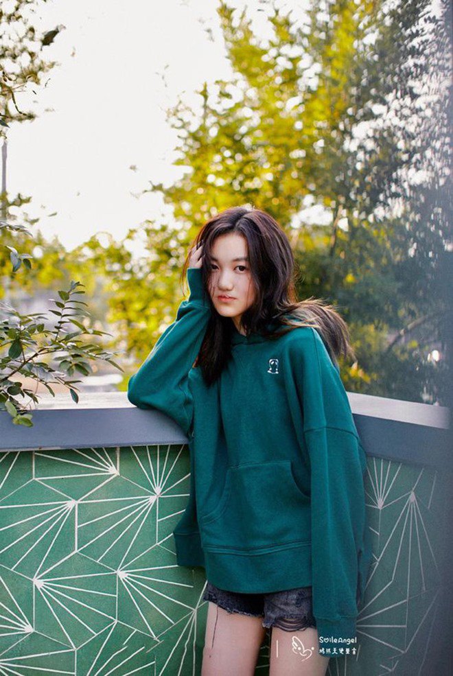 14 tuổi đã cao 1m70, con gái hở hàm ếch của Vương Phi khoe đôi chân thẳng tắp - 4