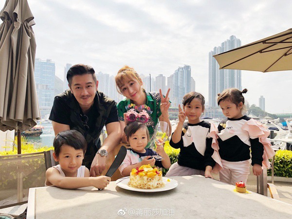 Á hậu được chồng dọn dẹp amp;#34;vùng kínamp;#34; gây tranh cãi nhưng tại sao đi đẻ phải làm việc này? - 1