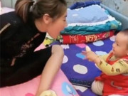 Yêu con - Bà mẹ cụt tay cho con ăn bằng chân, phản ứng của đứa trẻ làm nhiều người ngạc nhiên