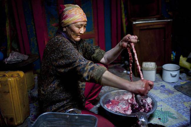 Sự thật tàn nhẫn đằng sau món đá nóng nhồi bụng dê của người Mông Cổ - 3