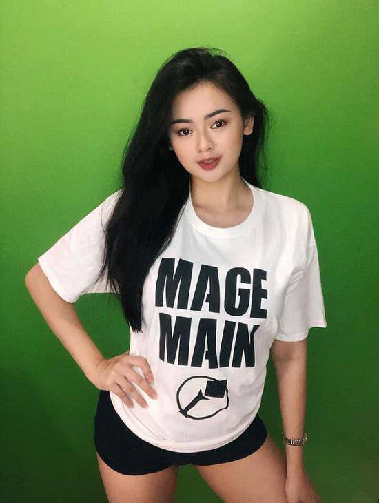 Cô gái "bàng hoàng" khi vô tình để lộ ảnh nóng trong lúc livestream do mải nhắn tin-1