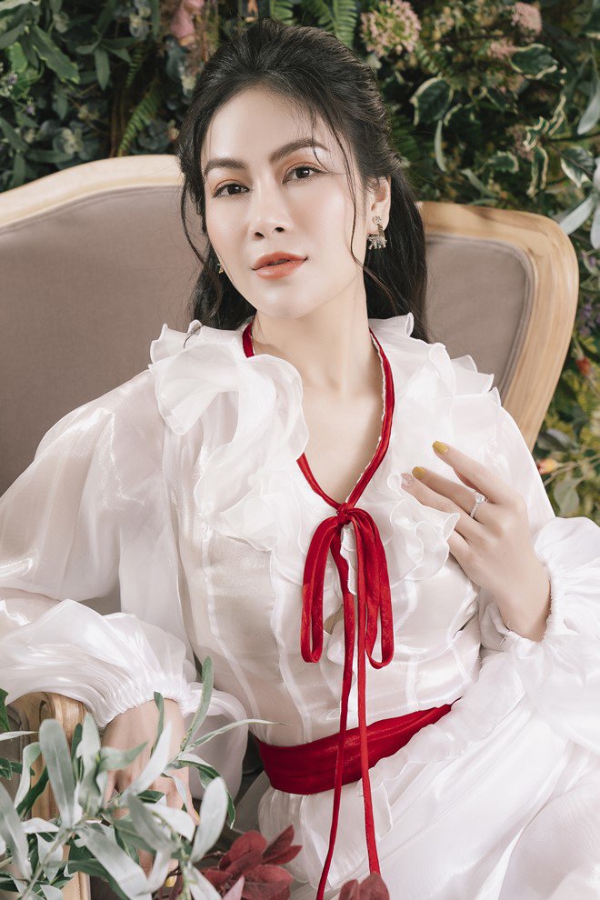 HH Tuyết Nga được tặng bài hát tri ân các bác sĩ tuyến đầu, thể hiện cùng 2 cầu thủ - 12