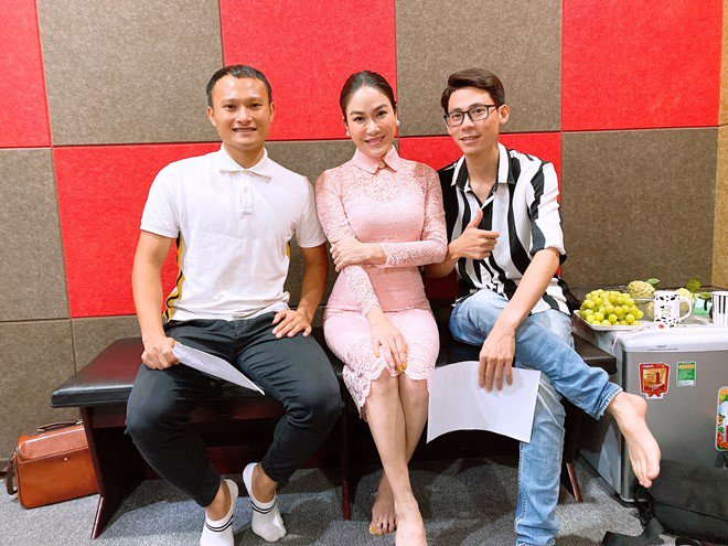 HH Tuyết Nga được tặng bài hát tri ân các bác sĩ tuyến đầu, thể hiện cùng 2 cầu thủ - 8