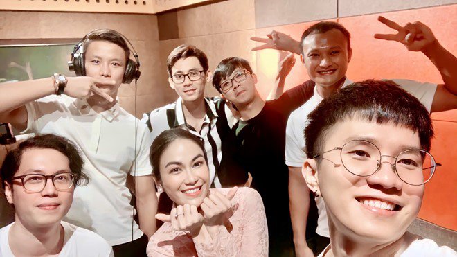 HH Tuyết Nga được tặng bài hát tri ân các bác sĩ tuyến đầu, thể hiện cùng 2 cầu thủ - 6
