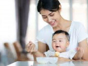 Làm mẹ - Công thức nấu cháo trứng gà khoai lang cho bé ăn dặm dưới 1 tuổi hết táo bón