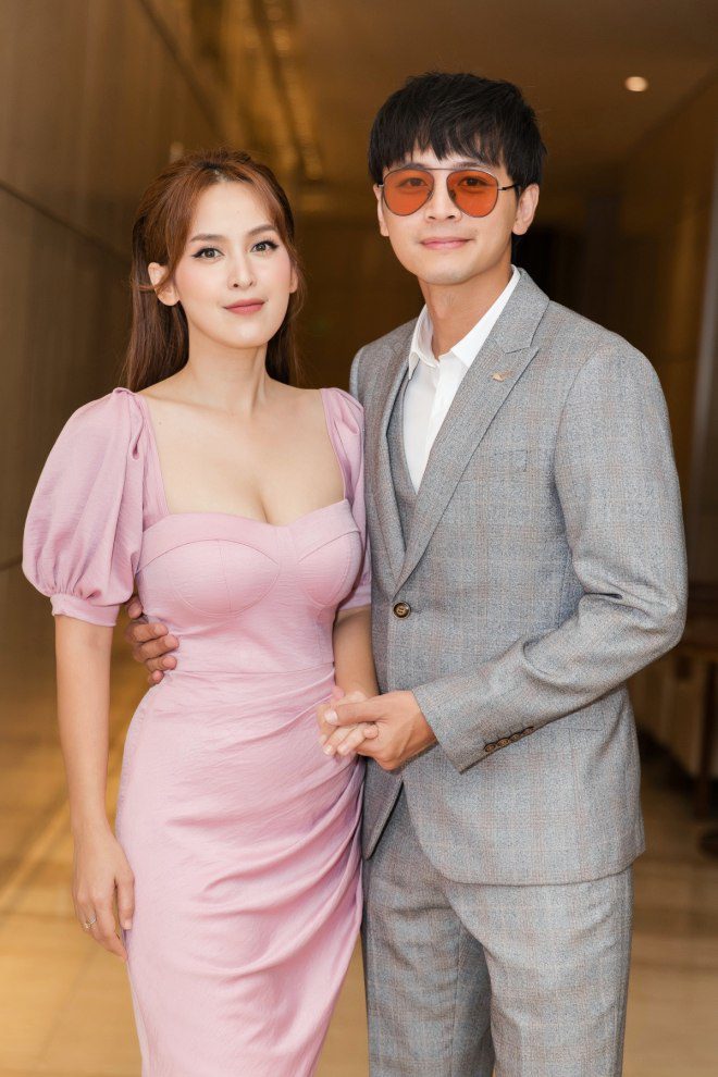 Văn Anh cởi áo che chắn giúp bà xã tránh hớ hênh, Tú Vi ngay lập tức nịnh chồng - 1