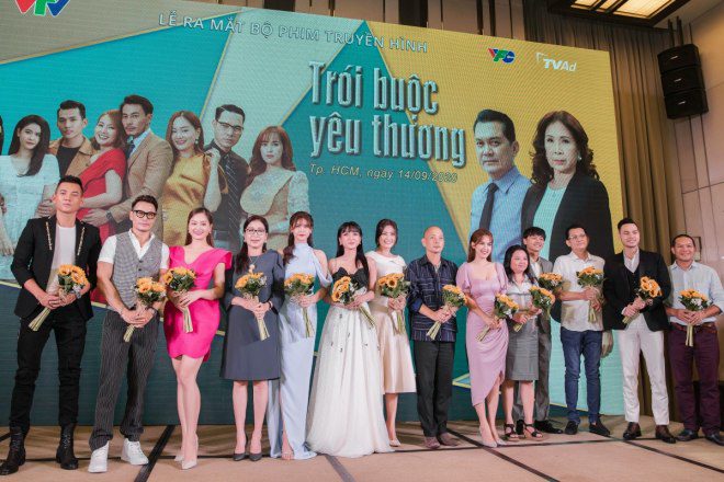 Văn Anh cởi áo che chắn giúp bà xã tránh hớ hênh, Tú Vi ngay lập tức nịnh chồng - 5