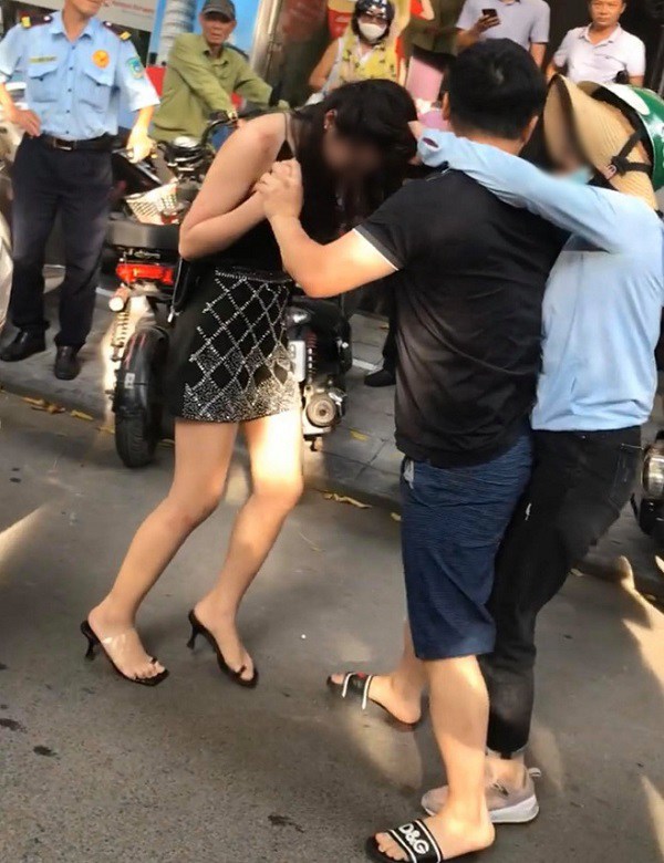 Bị vợ amp;#34;bắt sốngamp;#34; ngoại tình và đánh ghen giữa phố HN, chồng đánh vợ để bảo vệ amp;#34;bồ nhíamp;#34; - 3