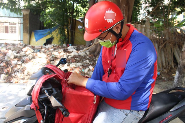 Giao đồ tới ký túc xá trường đại học, anh shipper tức nghẹn khi đọc tin nhắn của khách - 1