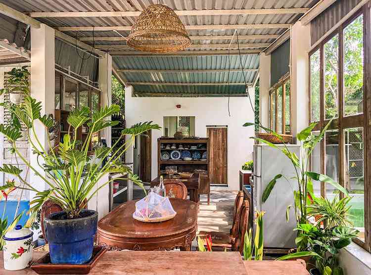 Cảnh quan từ trong nhà đến sân vườn được chủ nhân tự dựng bản vẽ và thiết kế và tận dụng đội ngũ xây dựng là thợ ở địa phương. (Ảnh: MP MindAboveSky)