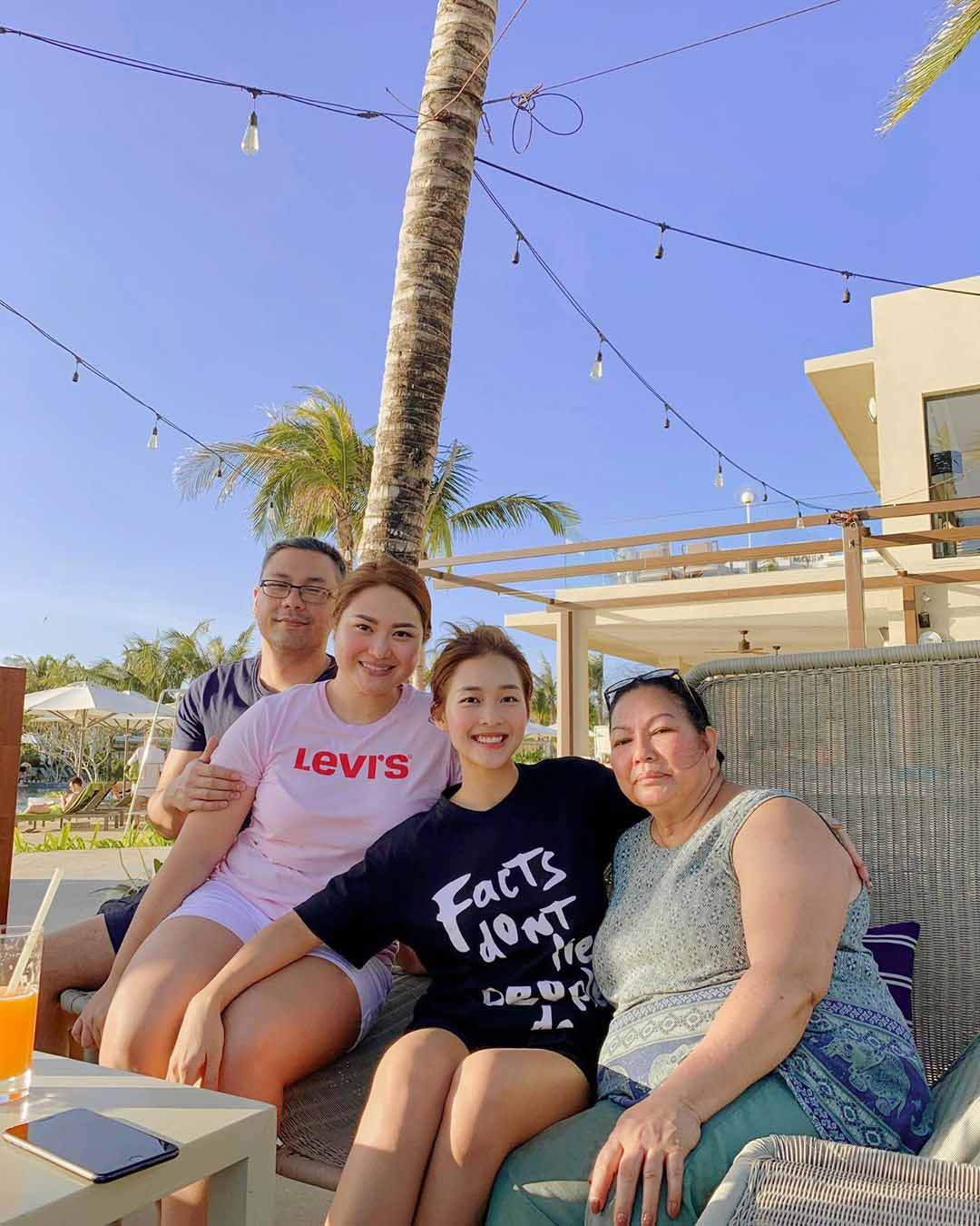 Khả Ngân đăng ảnh gia đình, dân mạng gật gù biết lí do biệt danh amp;#34;hotgirl chân cột đìnhamp;#34; - 1