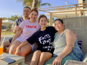 Làm đẹp - Khả Ngân đăng ảnh gia đình, dân mạng gật gù biết lí do biệt danh "hotgirl chân cột đình"