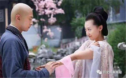 Cơn ghen của  đế vương khi bị amp;#34;cắm sừngamp;#34;: Ra tay tàn ác, lập con riêng thành thái tử - 3