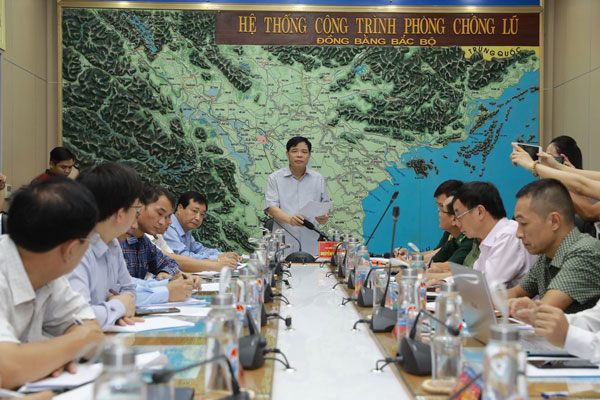 Bộ trưởng Bộ NNPTNT Nguyễn Xuân Cường chủ trì cuộc họp bàn giải pháp ứng phó với bão số 5 sáng 17/9. (Ảnh: Dân Việt)
