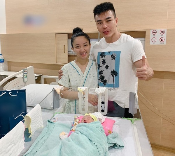 Chi gần 100 triệu đi sinh, “thánh livestream” tiền rải khắp nhà còn làm việc này cho vợ đẻ - 1