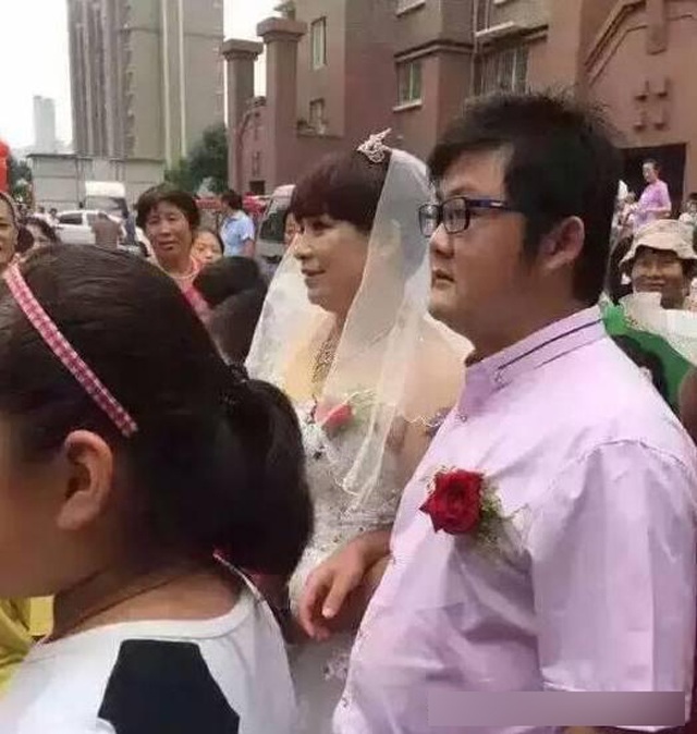 TQ: Chú rể 27 tuổi kết hôn với cô dâu 52 tuổi, biết danh tính cô dâu ai cũng choáng - 1