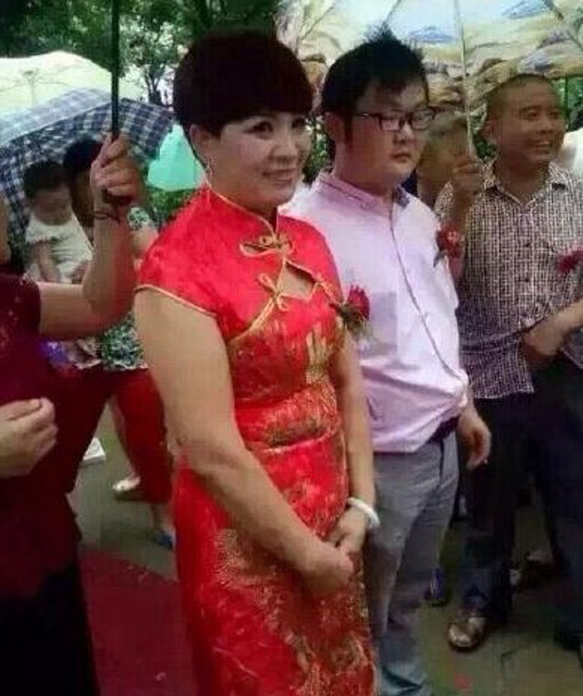 TQ: Chú rể 27 tuổi kết hôn với cô dâu 52 tuổi, biết danh tính cô dâu ai cũng choáng - 2