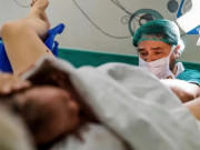 Bà bầu - Hào hứng đi đẻ cùng vợ, chồng nhìn "vùng nhạy cảm" liền nói câu phẫn nộ