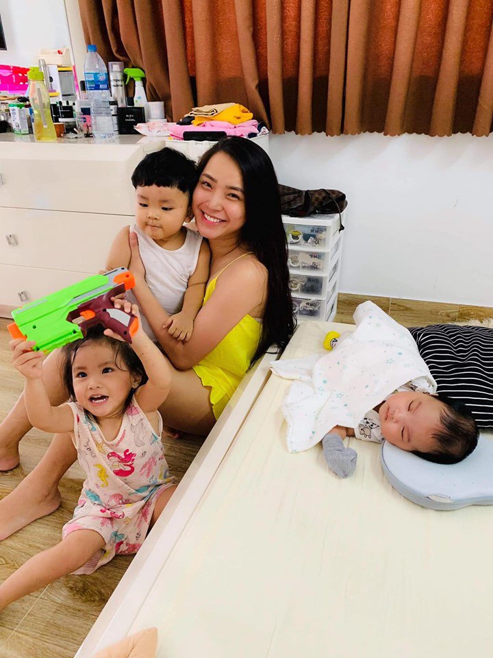 Bận rộn chăm 3 con nên Hải Băng có rất nhiều cách giảm cân thú vị mà không cần tốn sức