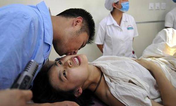 Hào hứng đi đẻ cùng vợ, chồng nhìn amp;#34;vùng nhạy cảmamp;#34; liền nói câu phẫn nộ - 2