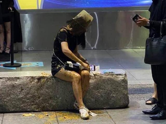 Đánh ghen siêu bẩn ở rạp chiếu phim: Cô gái đang ngồi đợi bị đổ cả xô phân vào đầu