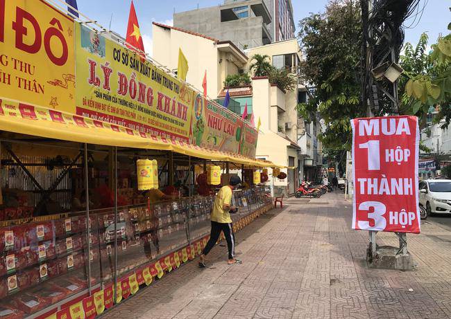 Ồ ạt đại hạ giá bánh Trung thu, vừa mua 1 tặng 1, hôm sau đã amp;#34;tặng 3amp;#34; - 1