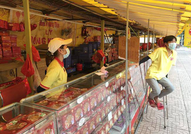 Ồ ạt đại hạ giá bánh Trung thu, vừa mua 1 tặng 1, hôm sau đã amp;#34;tặng 3amp;#34; - 2