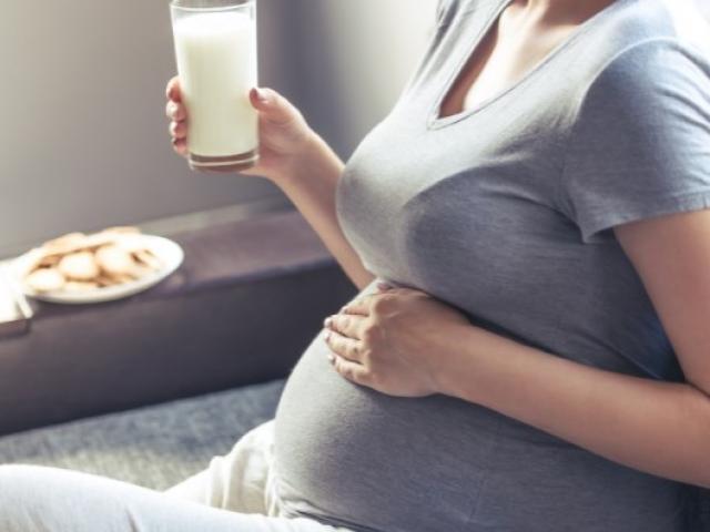 Bà bầu uống sữa tươi không đường có được không và nên uống bao nhiêu thì tốt?
