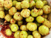 Xem ăn chơi - Quả dại miền Tây chua loét nhưng trộn muối ớt ngon xuất sắc, nhìn đã chảy nước miếng