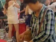 Clip Eva - Clip người mẹ bán vé số nhặt tôm thừa ở đám cưới về cho con