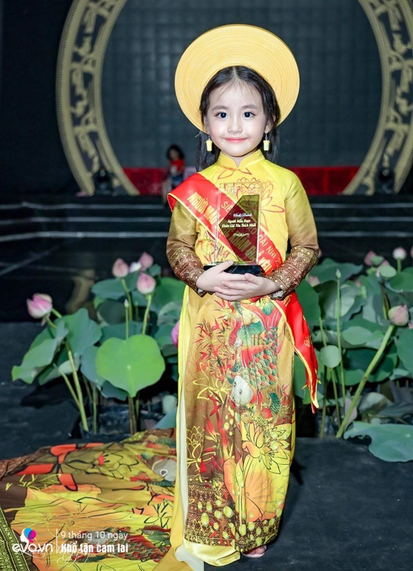 View - Có bầu chồng bơ, mẹ đắng cay đi đẻ, bán ốc nuôi con thành Thiên tài nổi khắp Nha Trang