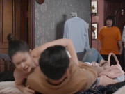 Giải trí - Trương Quỳnh Anh bị bắt quả tang đang đè ngửa "bạn trai", trên người chỉ quấn khăn tắm