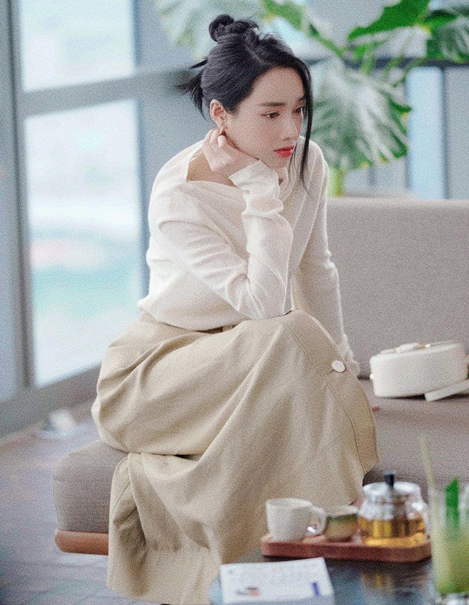 Sao Việt 24h: BTV Ngọc Trinh trở lại xinh tươi sau ồn ào khởi tố, Hà Hồ bình luận ngay - 11