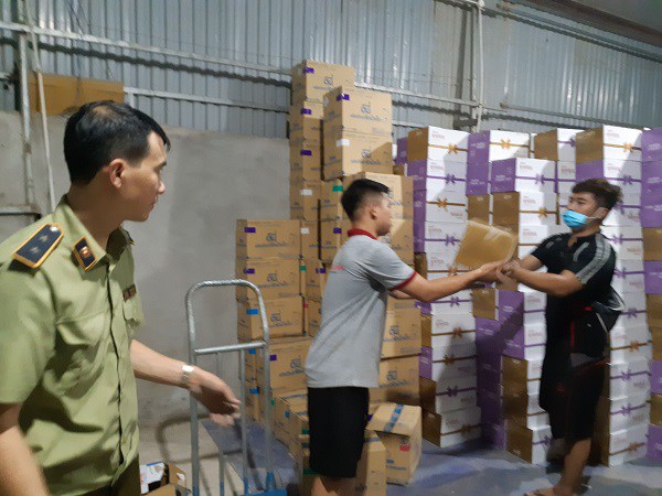 Hà Nội: Phát hiện 10 nghìn chai sữa chua không có nguồn gốc chuẩn bị đưa đi tiêu thụ - 2