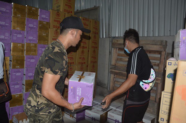 Hà Nội: Phát hiện 10 nghìn chai sữa chua không có nguồn gốc chuẩn bị đưa đi tiêu thụ - 3