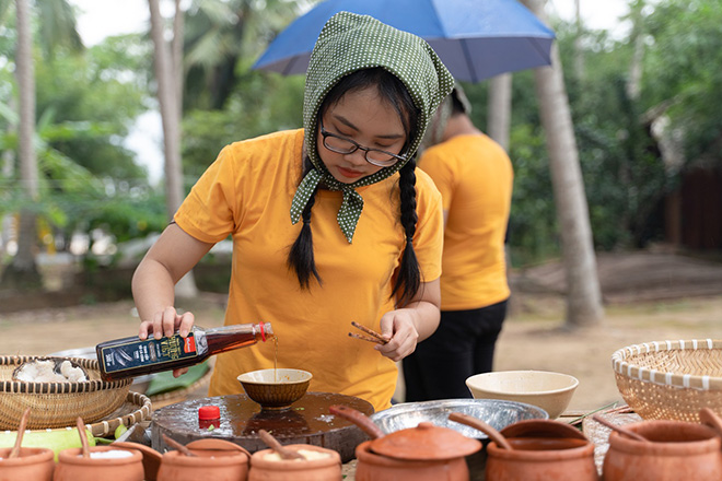 Tôm đốt trái dừa – Lươn om lá cách: 2 món đặc sản miền Tây gây thương nhớ - 1