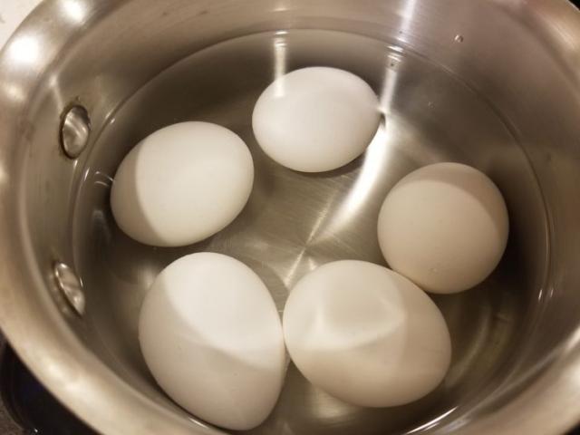 Luộc trứng thêm xíu nguyên liệu này vỏ tự động bong ra chẳng mất nhiều sức