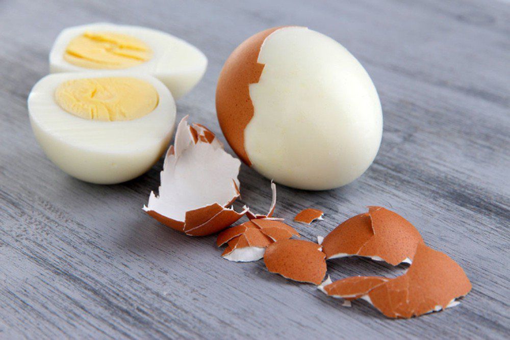 Luộc trứng thêm xíu nguyên liệu này vỏ tự động bong ra chẳng mất nhiều sức - 4
