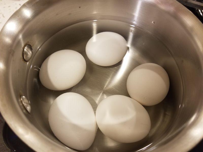Luộc trứng thêm xíu nguyên liệu này vỏ tự động bong ra chẳng mất nhiều sức - 1
