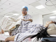 Bà bầu - Gái trẻ đi đẻ nam bác sĩ nhìn chằm chằm vùng nhạy cảm, chồng hậm hực ra mặt