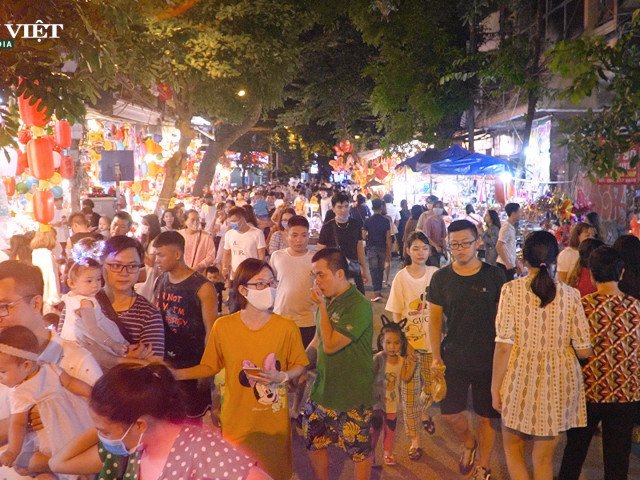 Phố Hàng Mã rộn ràng mùa Trung thu như chưa hề có dịch Covid-19