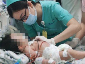 Bé 2 tháng tuổi da tái xanh vì ngộ độc, cha mẹ thận trọng khi bồi bổ bằng củ dền