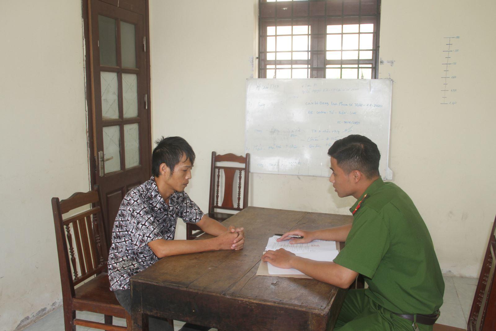  Nguyễn Hữu Long tại trụ sở công an.