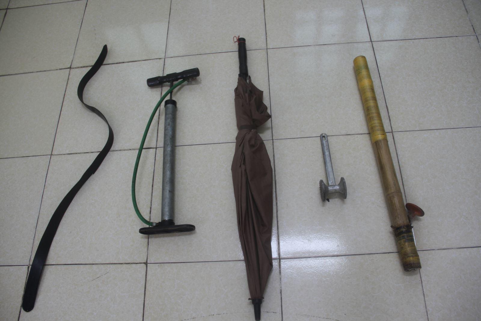 Tang vật Long dùng để bạo hành chính con đẻ của mình.