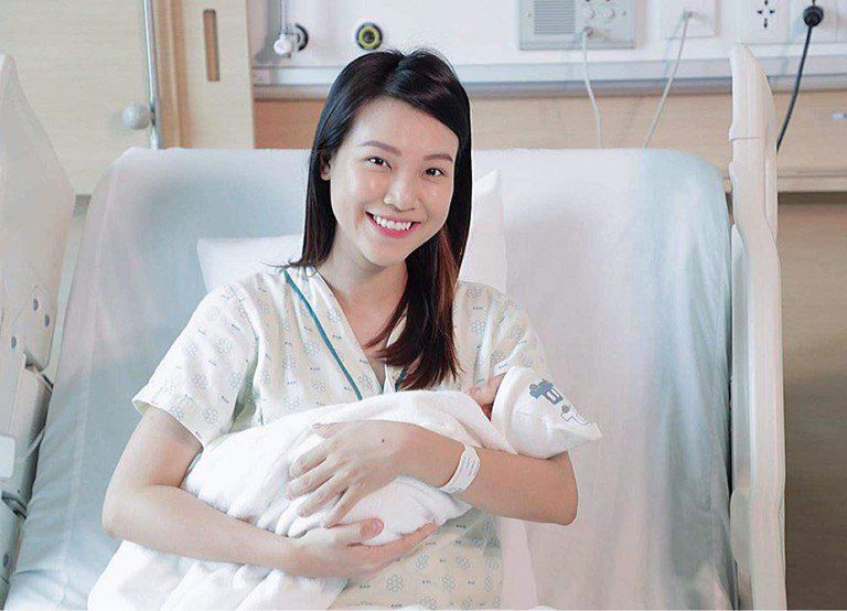 Xúc động cảnh Hoàng Oanh một mình đau đẻ, giây phút con trai amp;#34;da kề daamp;#34; với bố Tây - 1