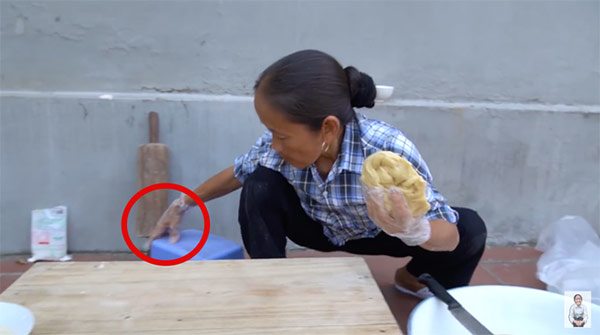 Tin tức 24h: Bà Tân Vlog làm bánh tiêu phiên bản amp;#34;kinh dịamp;#34;, CĐM phát hiện thêm sự cố này - 2