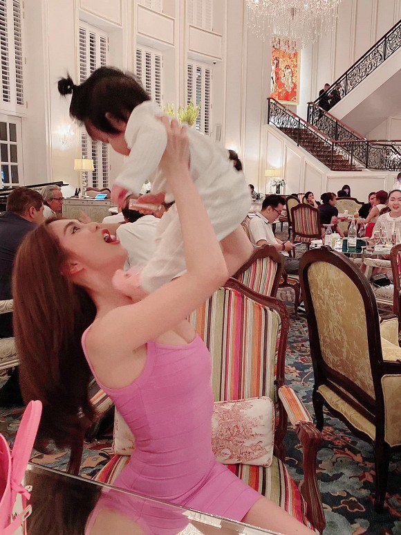 Diện chiếc váy mốt từ chục năm trước, Ngọc Trinh chứng minh bụng tròn ngày xưa giờ phẳng lì - 1